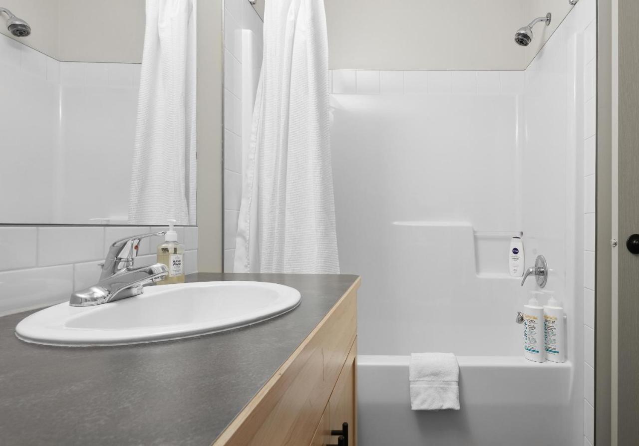 Newly Renovated Grizzly Lodge, Spacious 3Br 2Ba With Open Pool, Hot Tub Canmore Exterior photo