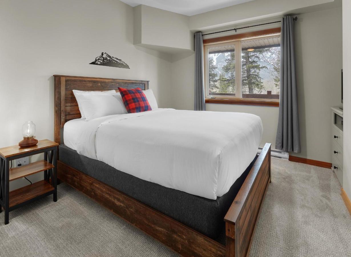 Newly Renovated Grizzly Lodge, Spacious 3Br 2Ba With Open Pool, Hot Tub Canmore Exterior photo