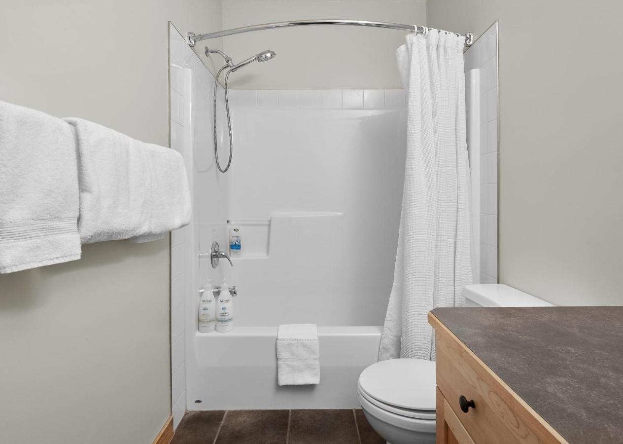 Newly Renovated Grizzly Lodge, Spacious 3Br 2Ba With Open Pool, Hot Tub Canmore Exterior photo