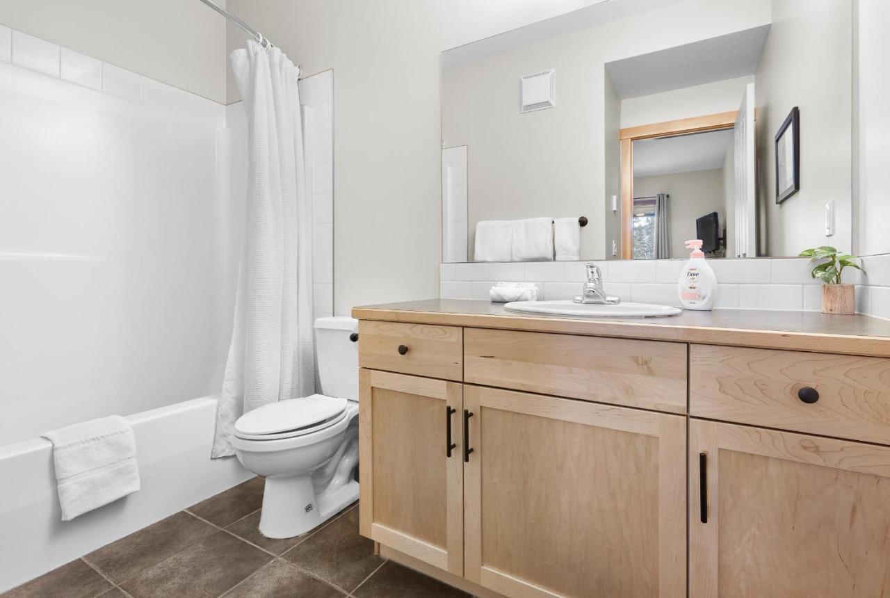 Newly Renovated Grizzly Lodge, Spacious 3Br 2Ba With Open Pool, Hot Tub Canmore Exterior photo