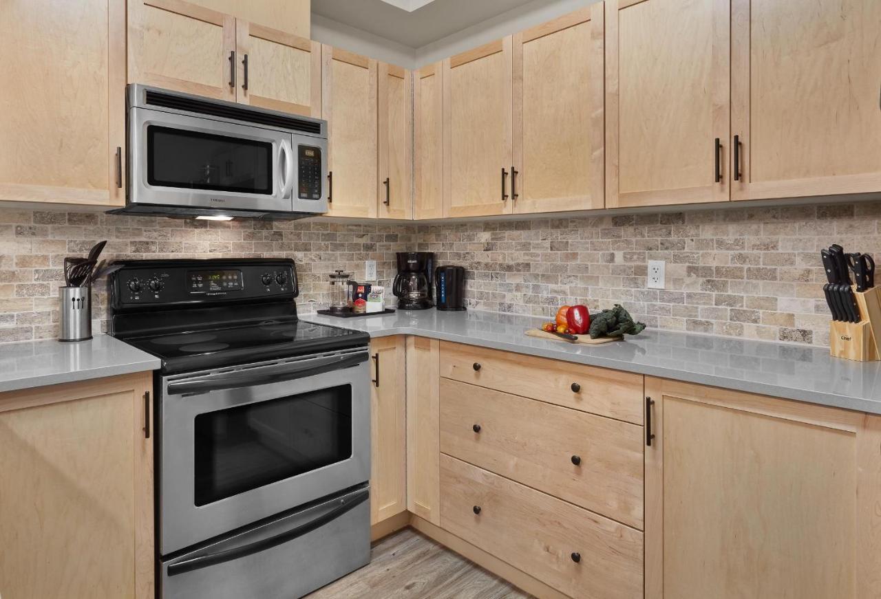 Newly Renovated Grizzly Lodge, Spacious 3Br 2Ba With Open Pool, Hot Tub Canmore Exterior photo